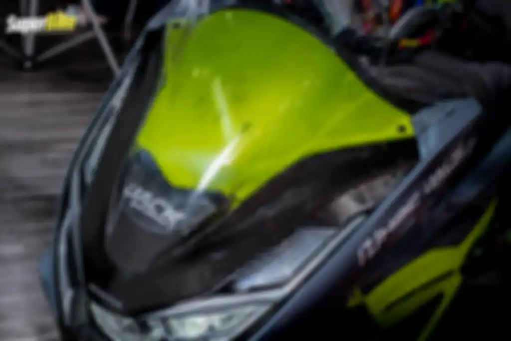 Beberapa bagian bodi direpaint warna silver-kuning dan ada lapisan serat karbon.