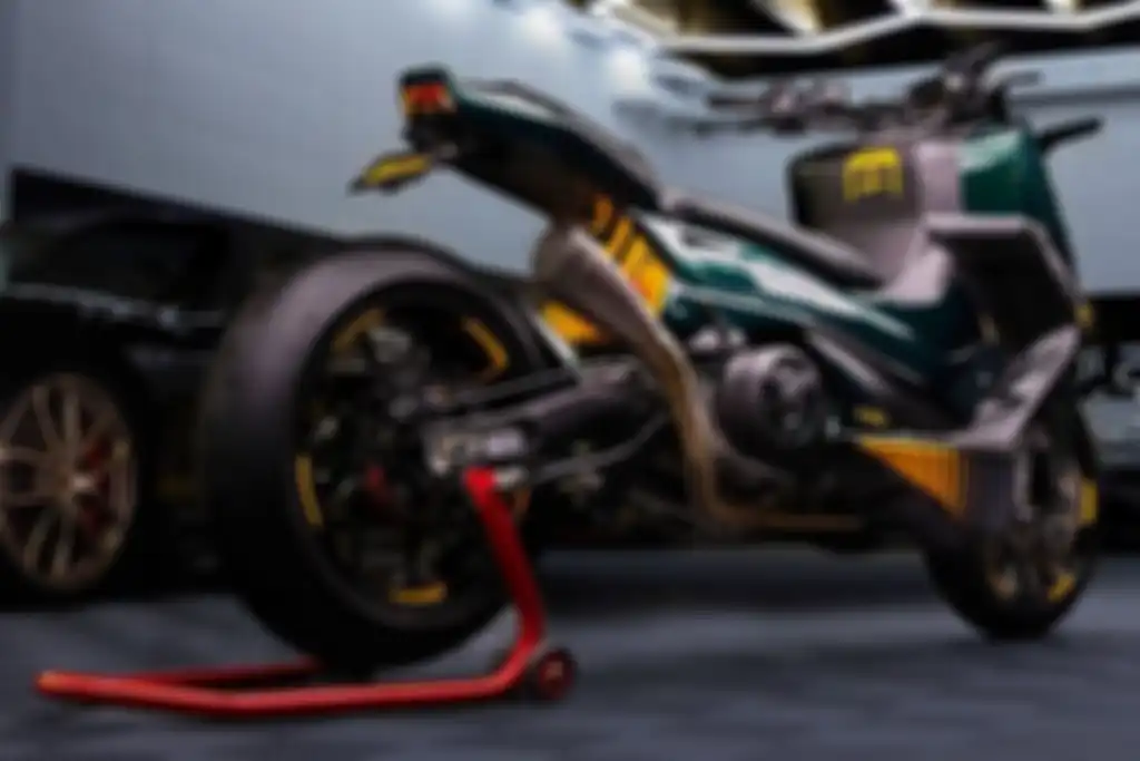 Swing arm belakang Yamaha TMAX 560 yang dimodifikasi Ortolani Customs