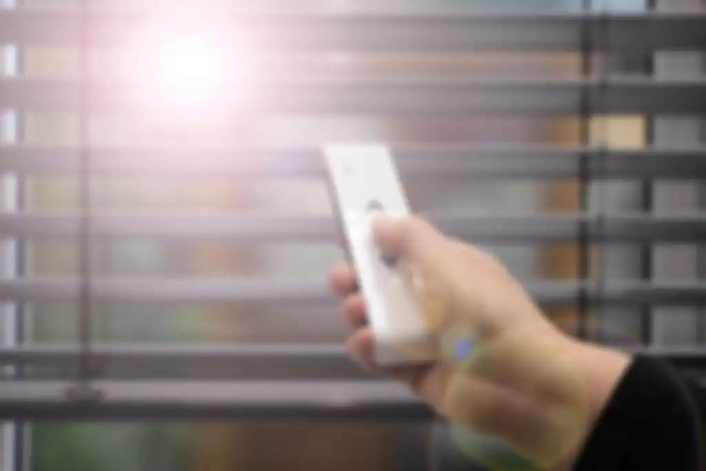 Penutup jendela dengan fitur remote control atau terkoneksi dengan perangkat pintar seperti smartphone, akan memberi fungsi tambahan dan kemudahan dalam penggunaan.