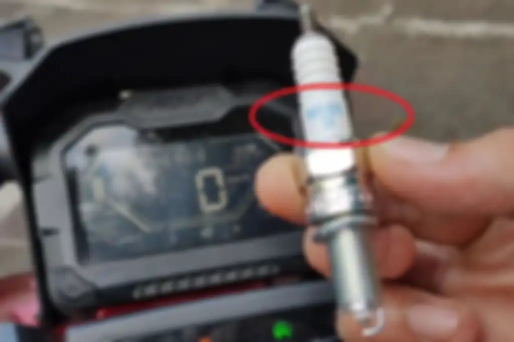 Lingkaran merah adalah lot number di busi NGK yang bisa menjadi acuan keaslian busi. 
