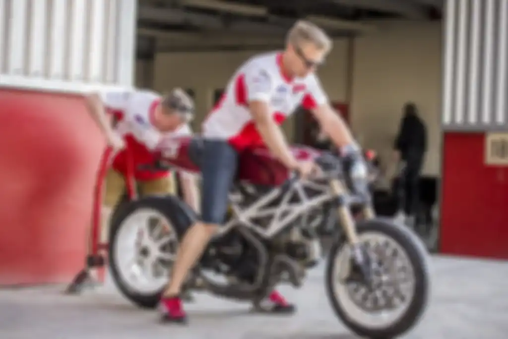 Ducati Monster 1100 EVO direstorasi plus modifikasi bergaya cafe racer modern.