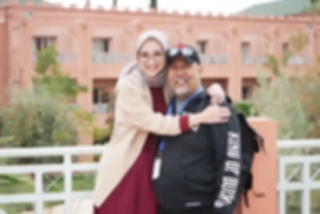 Dalam foto duka itu, anak Indro Warkop tampak memberikan kecupan kepada seorang wanita yang begitu dicintainya. 