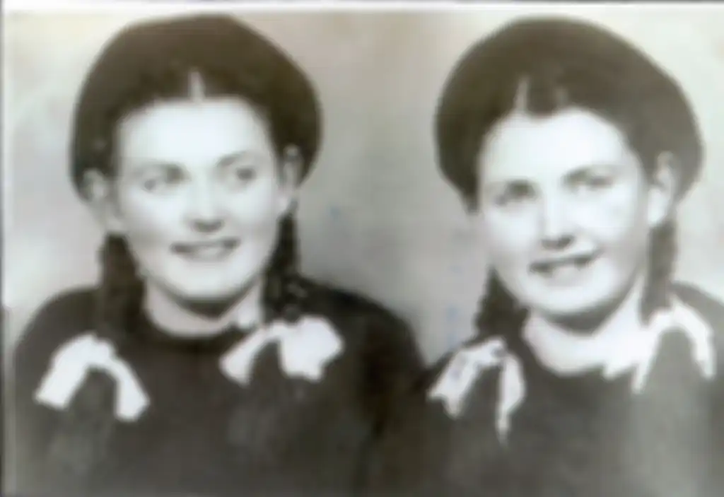 Si kembar Eva dan Miriam yang selamat dari kamp konsentrasi Auschwitz.