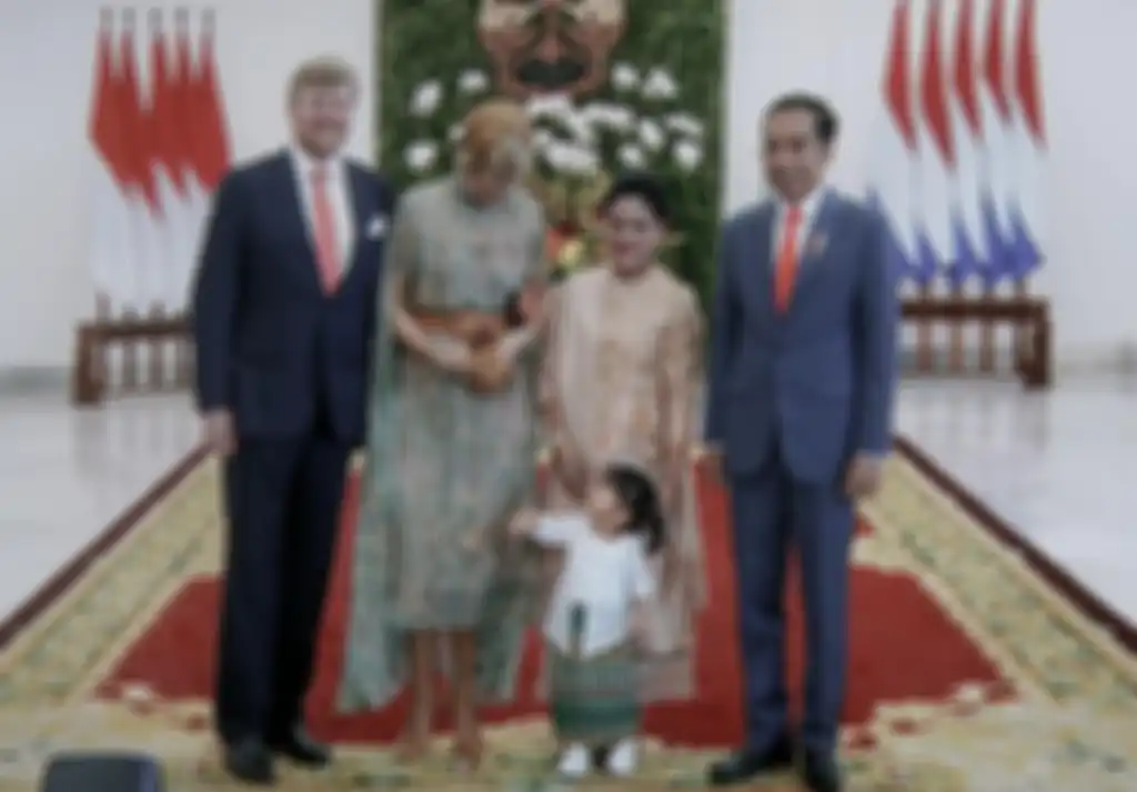 Sedah Mirah cucu presiden Jokowi dan ibu Iriana tampil menggemaskan kenakan busnaa bergaya tradisional saat menyambut kunjungan Raja dan Ratu Belanda