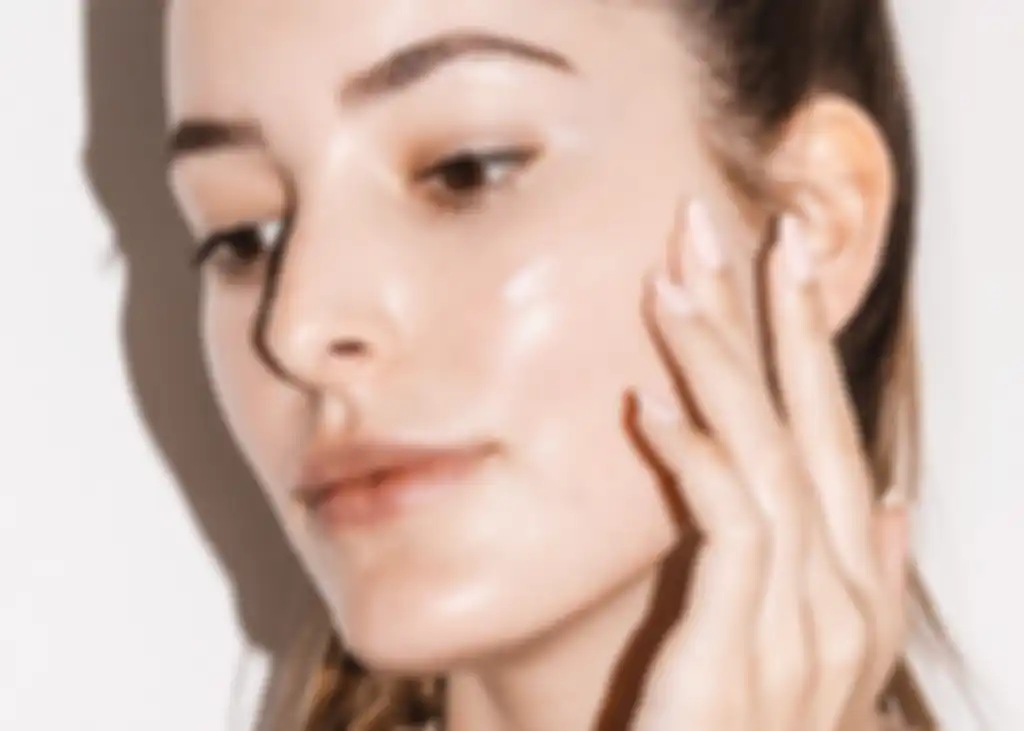 Ilustrasi memakai serum