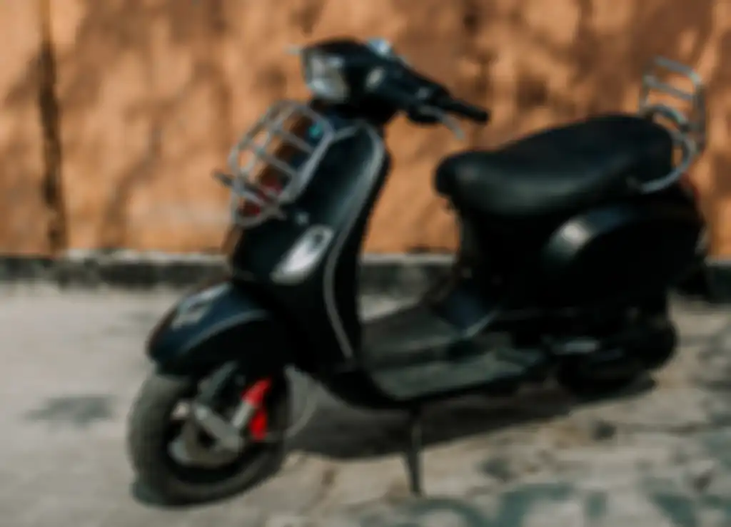 Mr. Khanh, owner Trung Khanh Minibike di Hanoi, Vietnam, memilih Vespa S untuk dikonversi ke listrik.