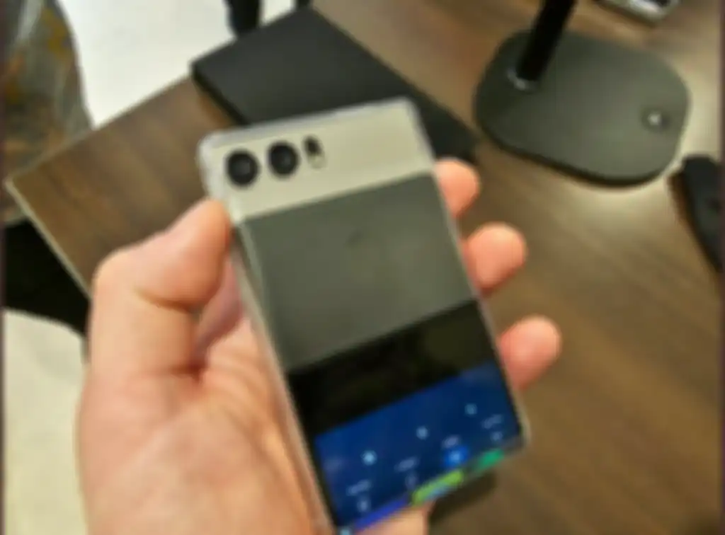 Bagian belakang Motorola Rizr Rollable Concept.