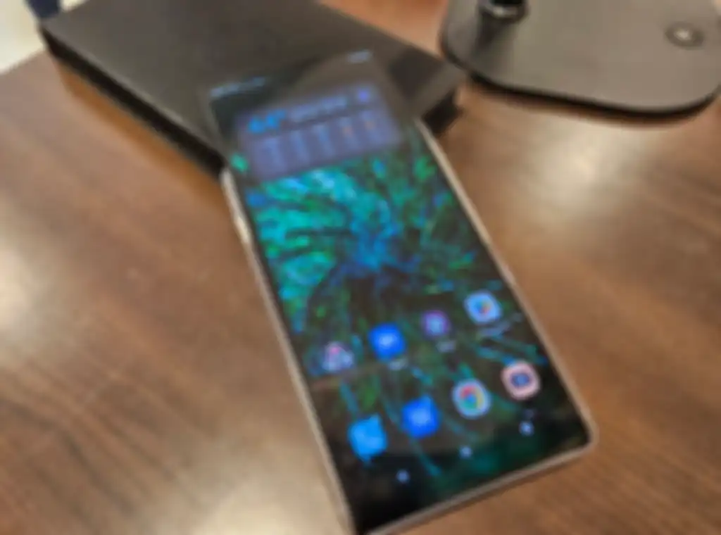 Bagian depan Motorola Rizr Rollable Concept.