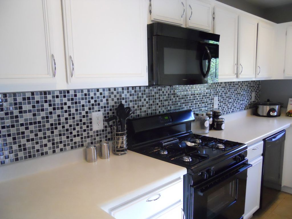 Backsplash mozaik cantik dan fungsional di dinding dapur.