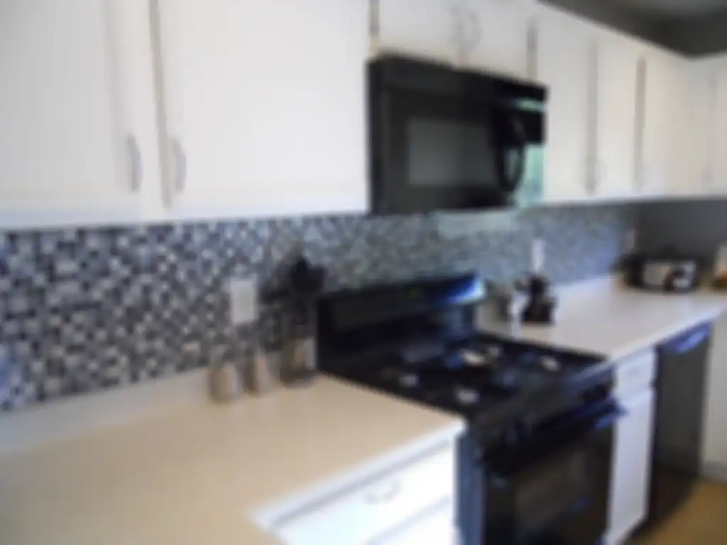 Backsplash mozaik cantik dan fungsional di dinding dapur.