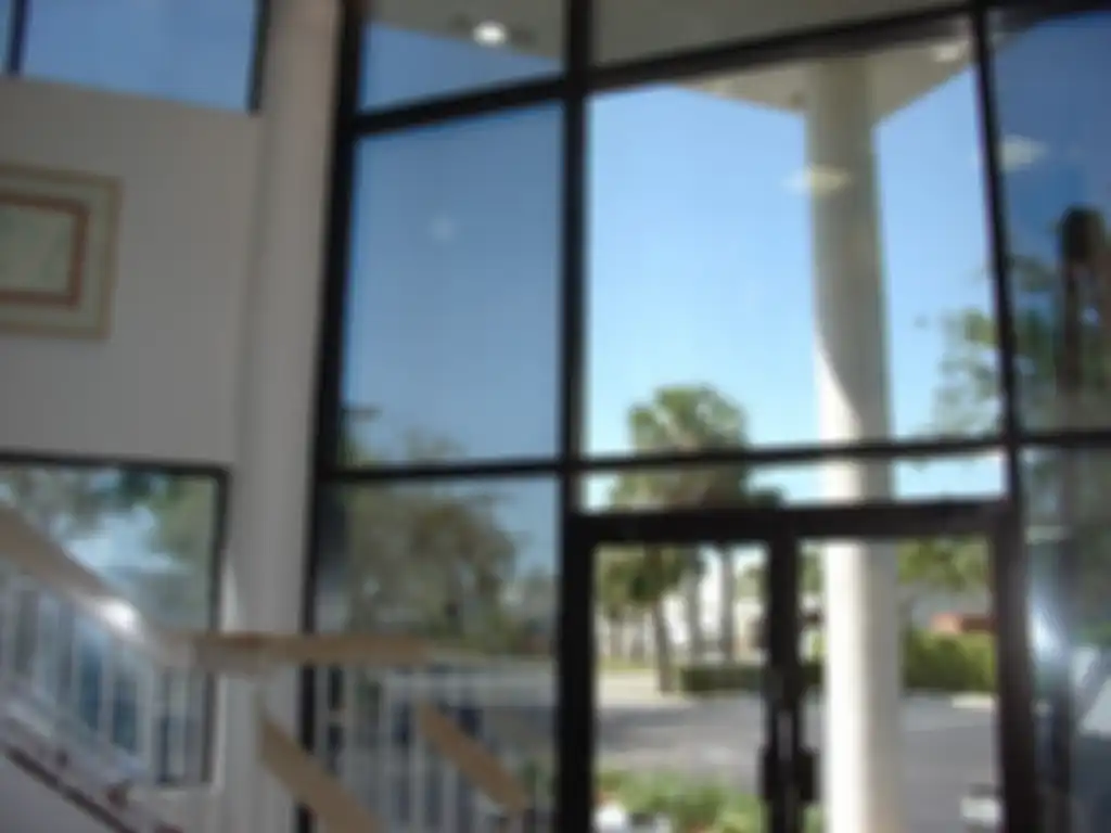 Pengaplikasian window film bisa menerima dan memantulkan sebagian sinar matahari sehingga panasnya berkurang. 