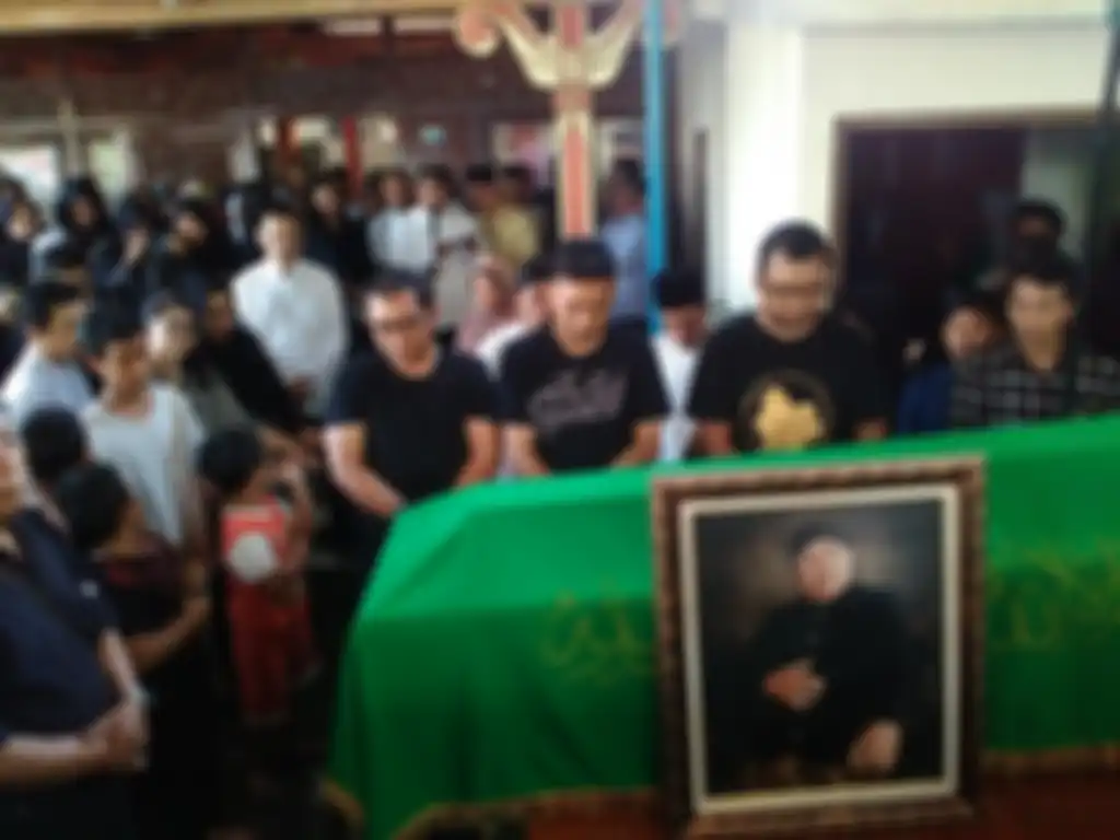 Suasana pemakaman ayah Mayangsari.