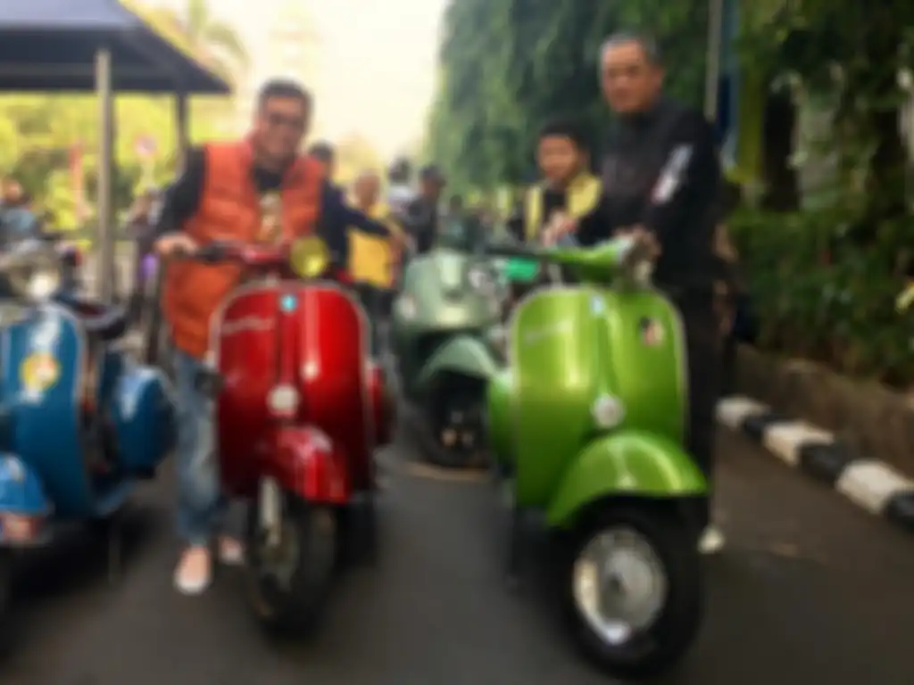 Dr. Bayu Meghantara, M. Si, Walikota Jakarta Pusat yang hobi Vespa (kanan)