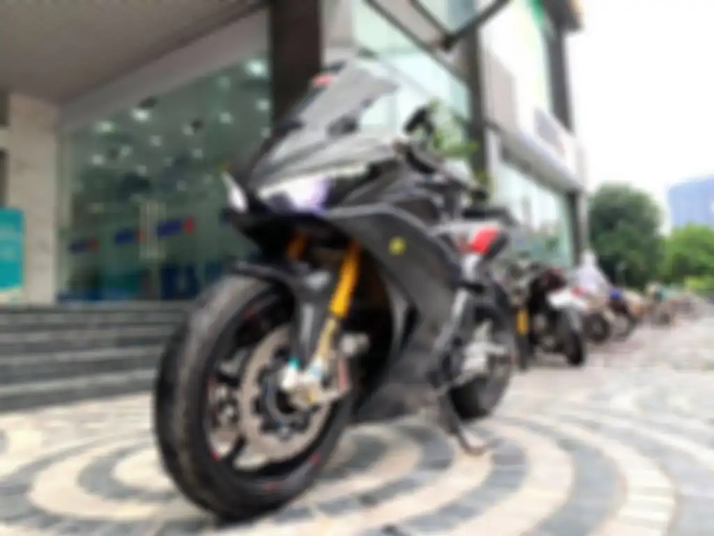 Yamaha R3 makin agresif berkat proyektor di bagian headlamp.