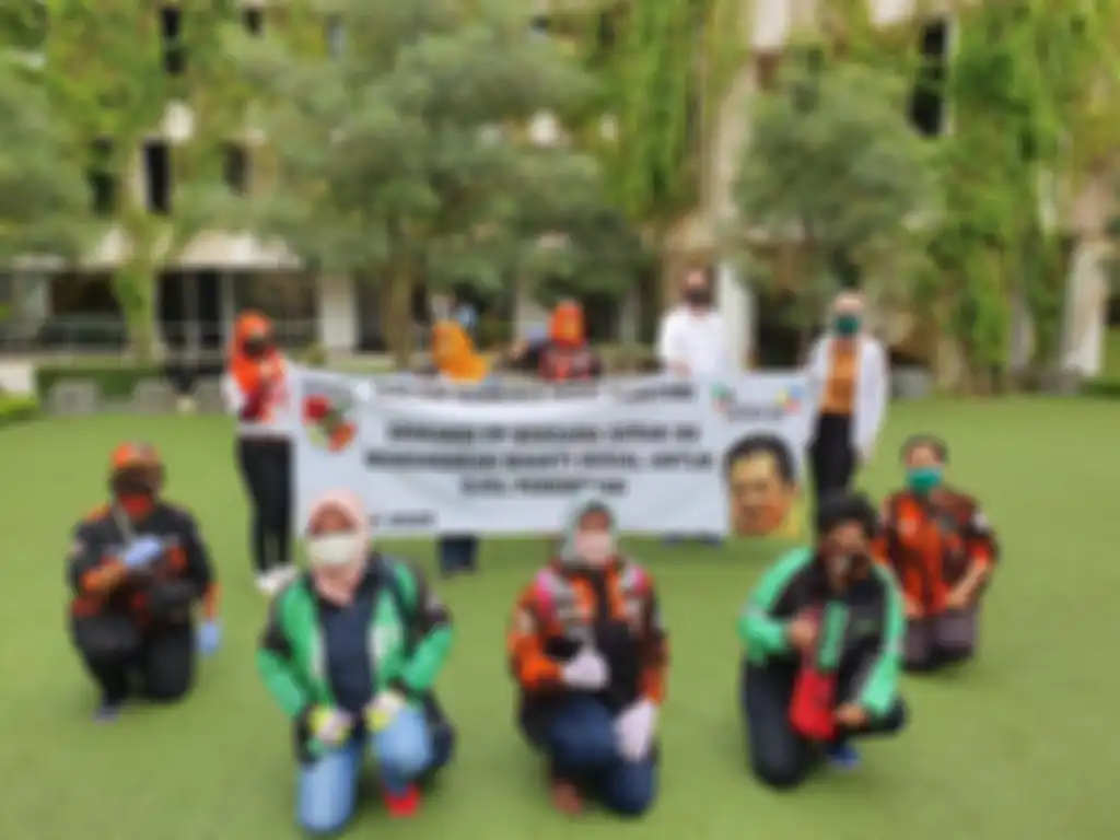 Gerakan Keadilan Bangun Solidaritas (GERAK BS) membagikan sembako kepada 250 ojol wanita.