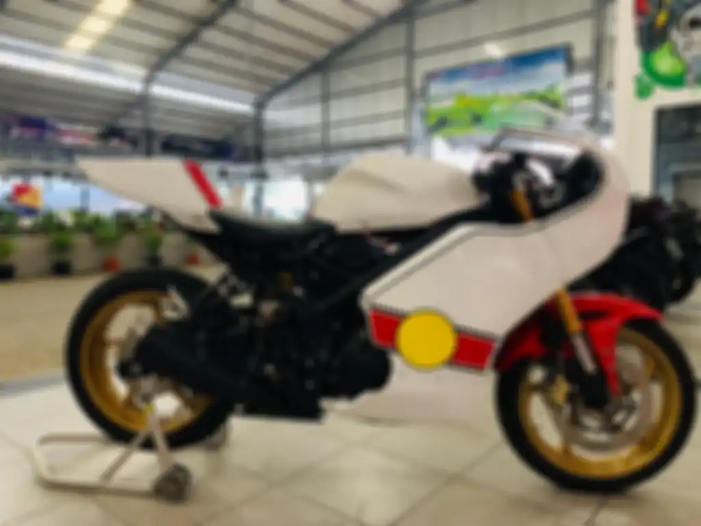 Yamaha R25 retro sudah termasuk tangki, fairing, visor, cover seat, sepatbor, breket dan lampu depan