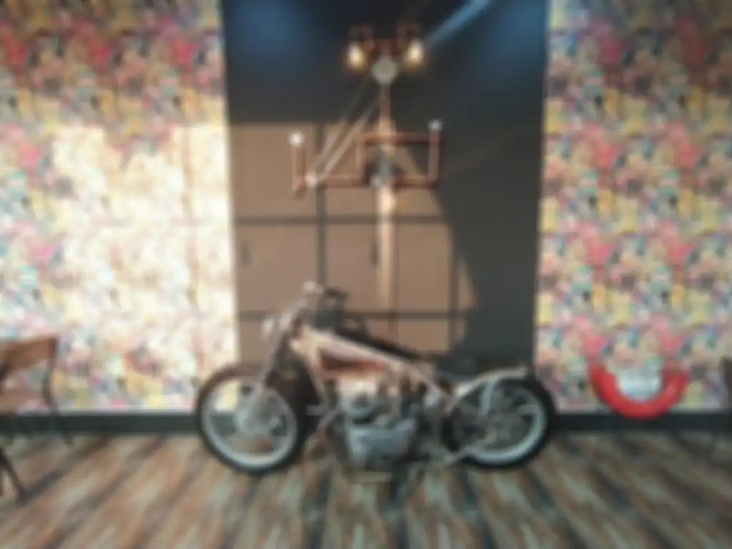 Suasana di dalam coffee shop Studio Motor. Ada motor custom jadi pajangan nih!