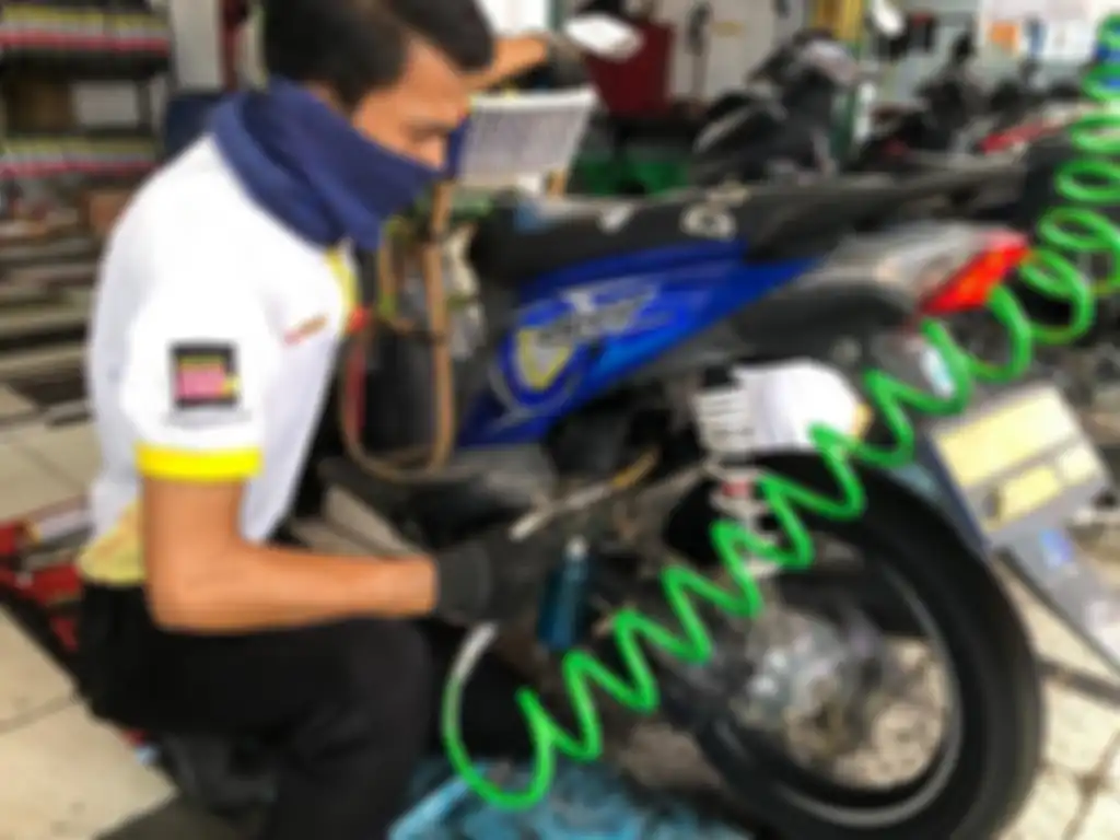 Proses servis motor di Planet Ban Cibarusah