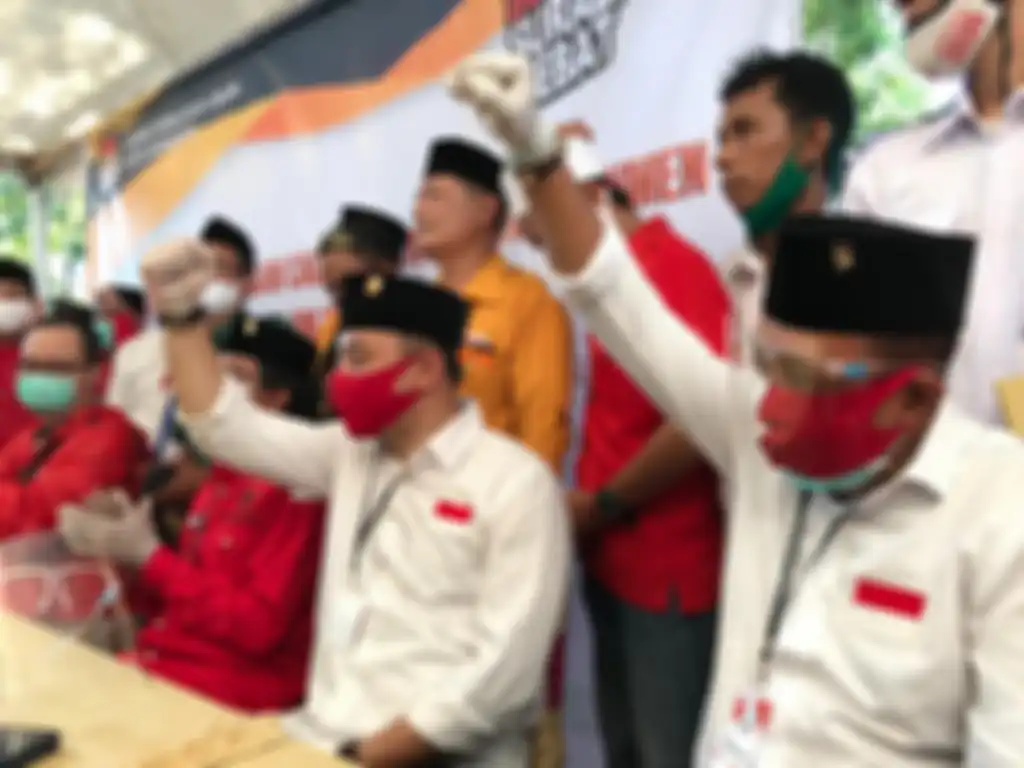 Pasangan Eri Cahyadi dan Armuji  saat konfrensi pers di halaman depan Kantor KPU Kota Surabaya usai prosesi pendaftaran, Jumat (04/09/2020).