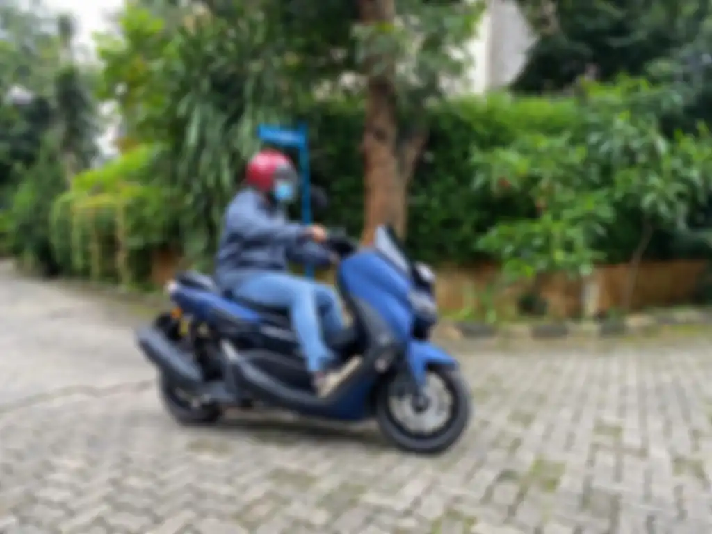 Ilustrasi riding dengan motor.