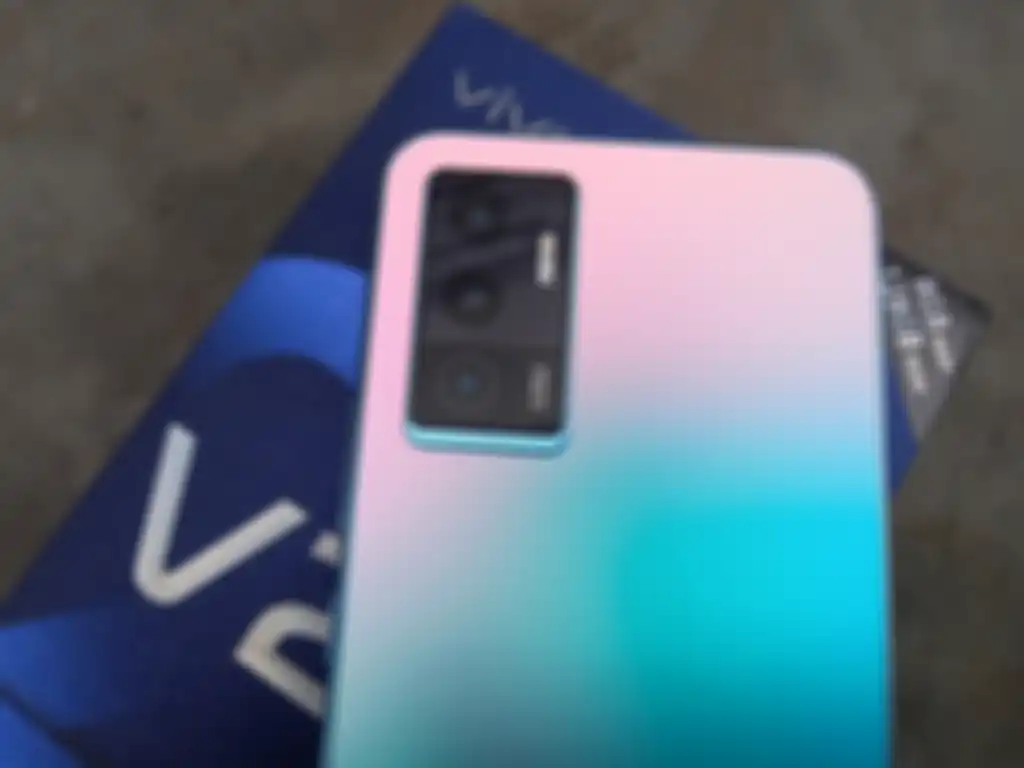 Desain bodi vivo V23e dengan skema Triple Camera di bagian belakang.