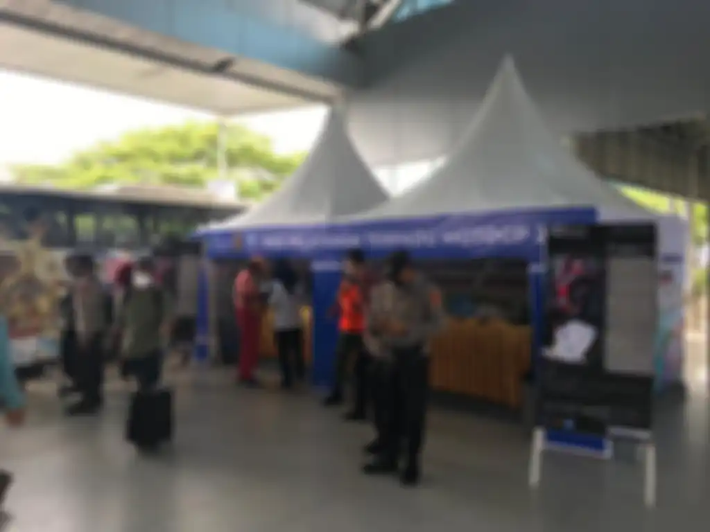 Petugas di Bandara Internasional Zainuddin Abdul Madjid.