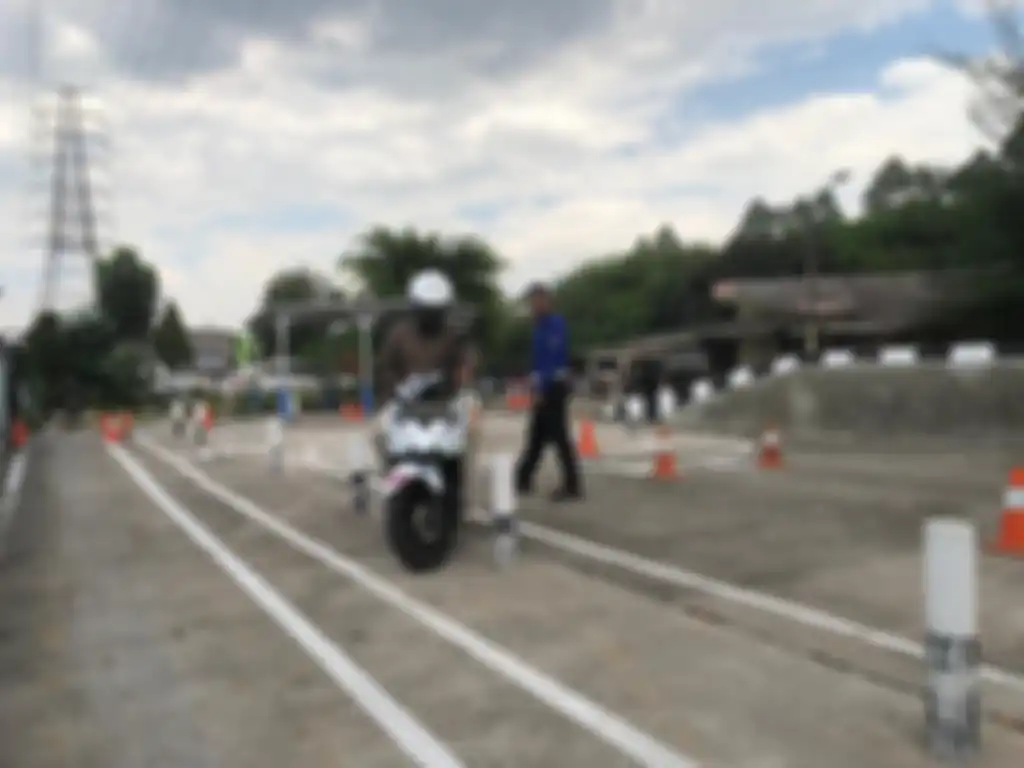 Proses ujian praktik pemohon SIM baru di Polres Metro Bekasi.