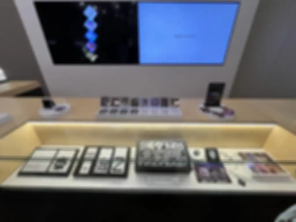 Flipsuit Case Edisi Stray Kids kolaborasi Samsung yang ada di SLBS Studio Lotte Shopping Avenue Jakarta
