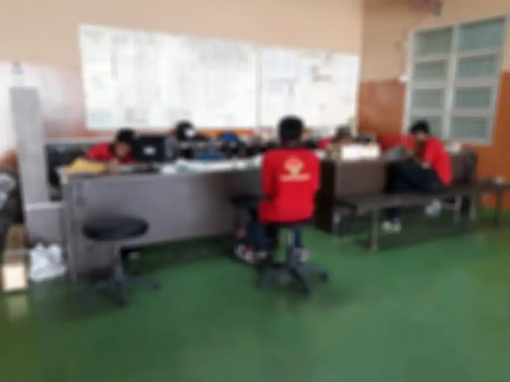 Petugas bagian pengiriman barang