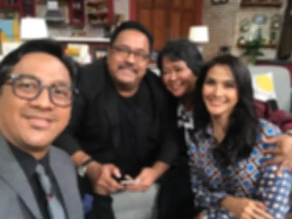 Adik Rano Karno, Suti Karno mengunggah foto yang membuatnya ramai dibahas di jagat maya. Pemain sinetron Si Doel disebut menikah sesama jenis. 