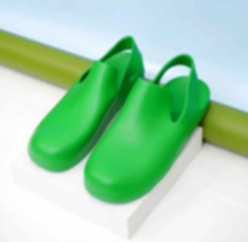 Barang receh untuk musim hujan: Rubber Clogs