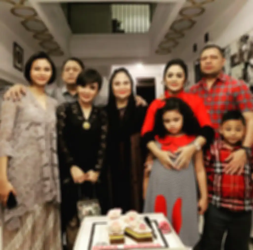 Penampilan Kartika Sary (kiri) adik Krisdayanti dan Yuni Shara yang sukses jadi pengusaha batu bara sampai properti