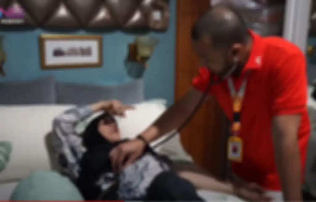 Dorce Gamalama diperiksa oleh teman Raffi Ahmad yang berprofesi sebagai dokter.