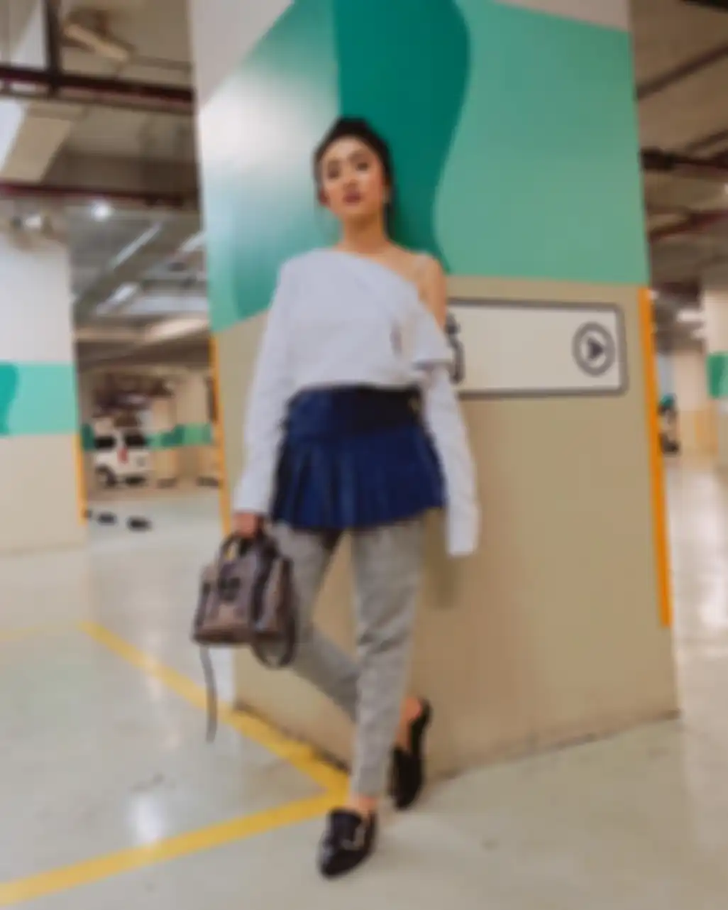 Style dengan rambut top knot ala Febby Rastanty