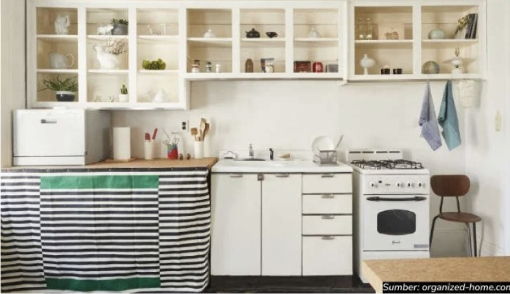 Gorden kain penutup jadi rahasia desain dapur minimalis agar sedap dipandang. Lihat 7 foto estetiknya yang memberi bukti. 