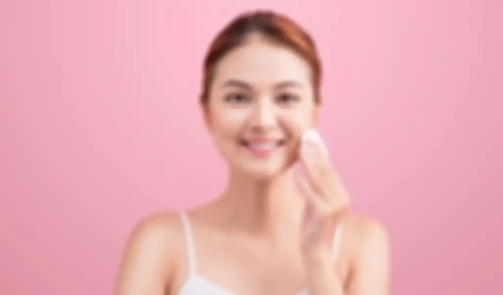 Ilustrasi memakai skincare