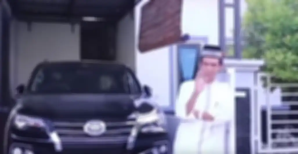 Ustad Abdul Somad di rumahnya yang bergaya sederhana minimalis.