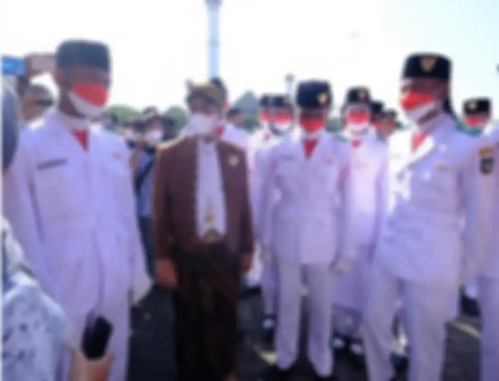 Ini sosok anggota Paskibra Solo yang berani ambil keputusan drastis saat besi cantolan bendera Merah Putih patah. Foto aksinya viral.
