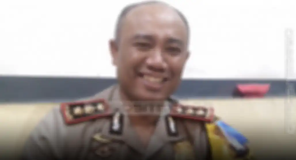 Kombes Edwin Hatorangan anak buah Irjen Ferdy Sambo dicopot dari jabatannya gegara sengaja tabrak aturan. Foto terkininya hilang dari media.