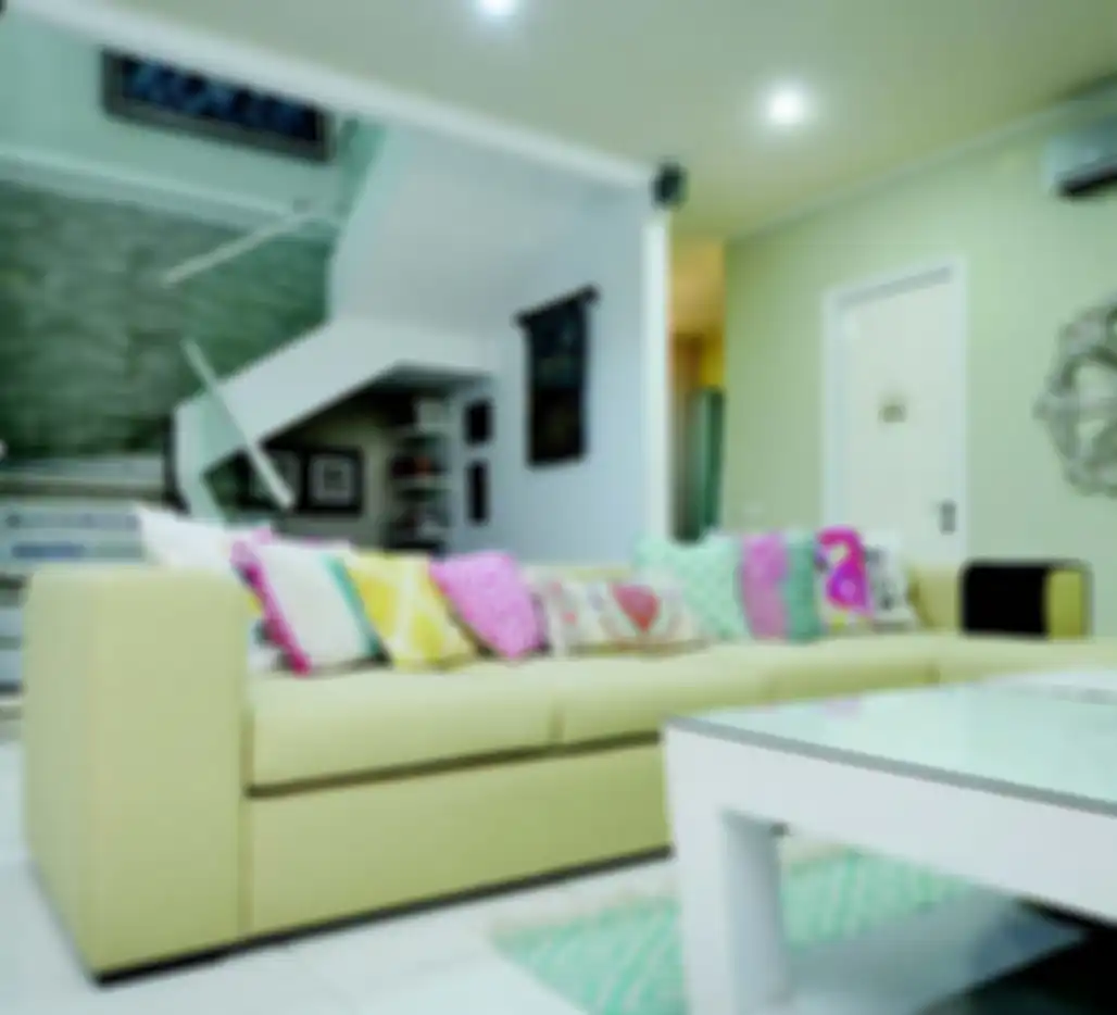 Bantal dengan sarung warna-warni lembut menguatkan suasana Modern Shabby Chic.