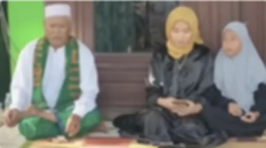 Haji Sondani yang nikahi Fia Barlanti gadis 19 tahun itu viral. Namun, istri muda kakek Sondani malah tutupi mukanya di foto pengajian. 
