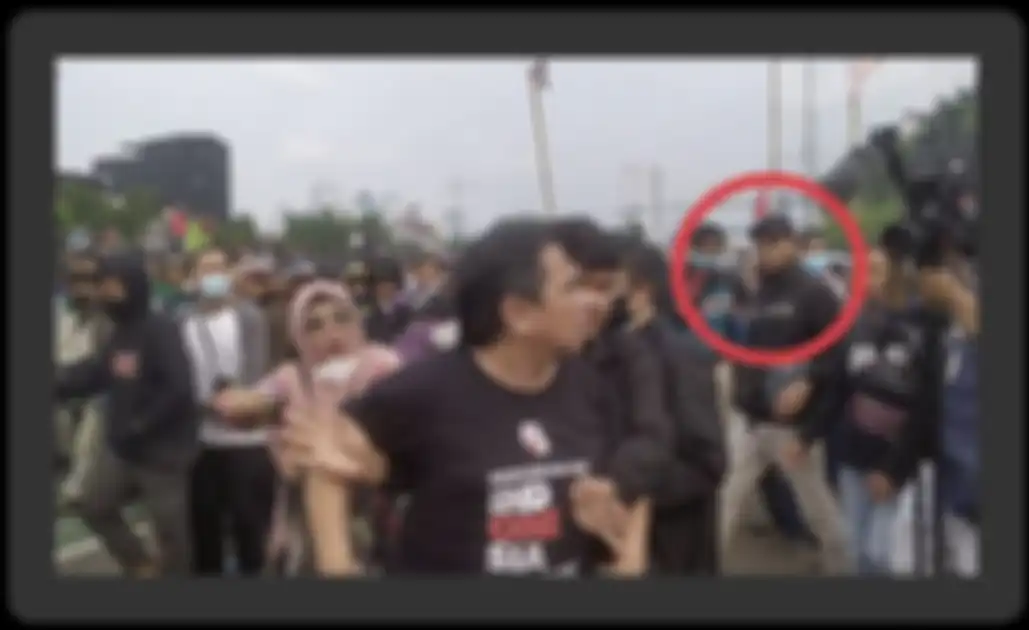 Ade Armando dipukuli sejumlah pria yang kini diburu polisi. Mulut tajam sang dosen UI rupanya pernah makan korban 4 artis ini. 