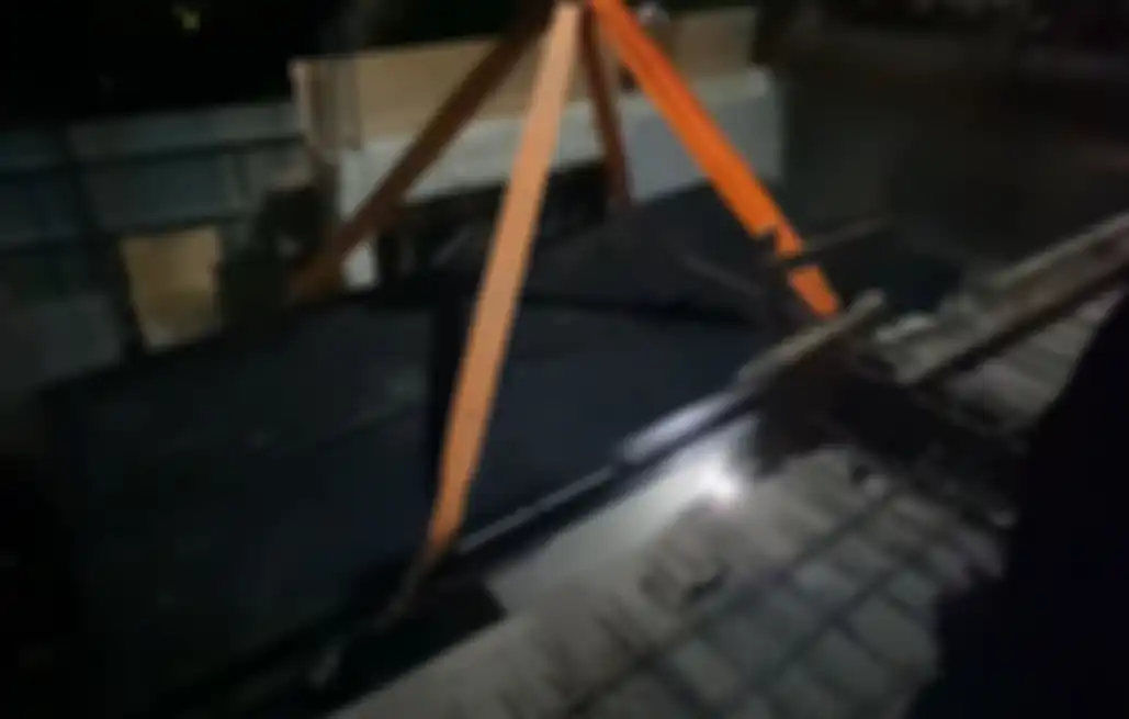 Prosesi penurunan lift kendaraan ke basement rumah baru sang Sultan Andara, sengaja dikerjakan di malam hari, agar kondisi jalan tidak terlalu ramai