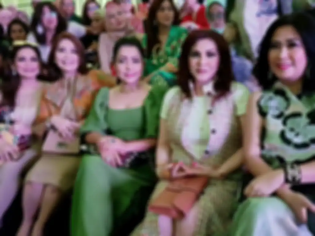 Penampilan seksi dan memikat Mayangsari istri Bambang Trihatmodjo kenakan busana belahan dada rendah saat hadiri fashion show