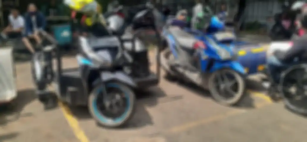 Motor matic yang dimodifikasi dipasangkan sespan