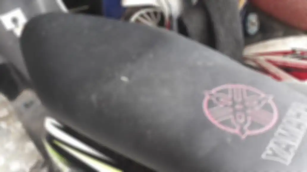 jok motor yang mulai bolong-bolong harus segera diganti.
