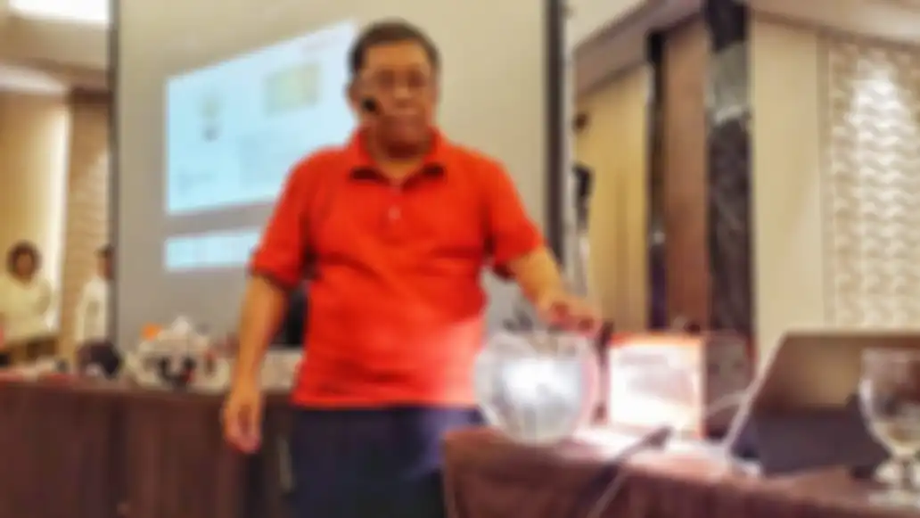 Arief Hidayat, CEO PT Foerch Indonesia-Wealthy Group memperlihatkan kemampuan lampu yang tangguh