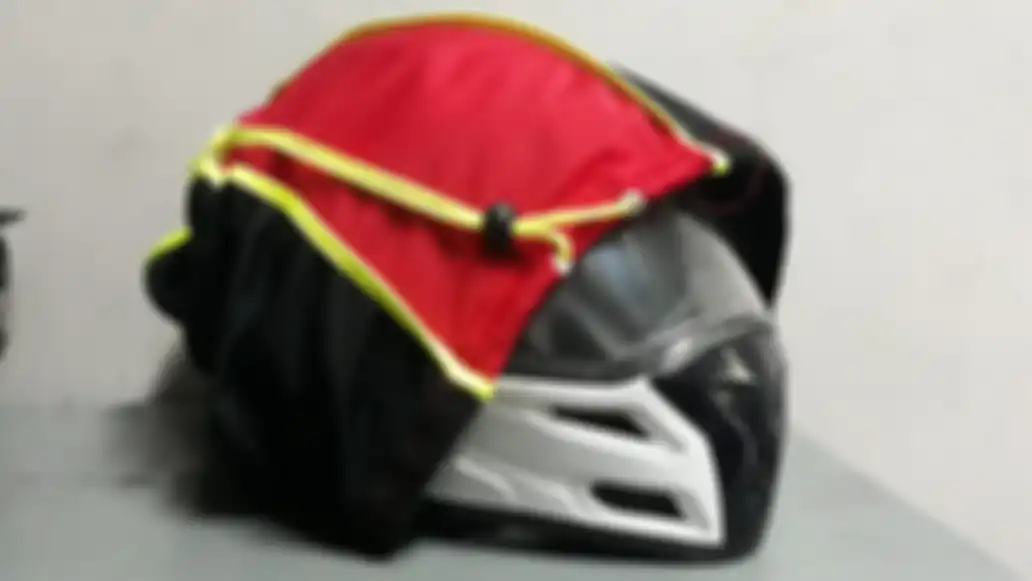 Helm harus disarungin saat disimpan