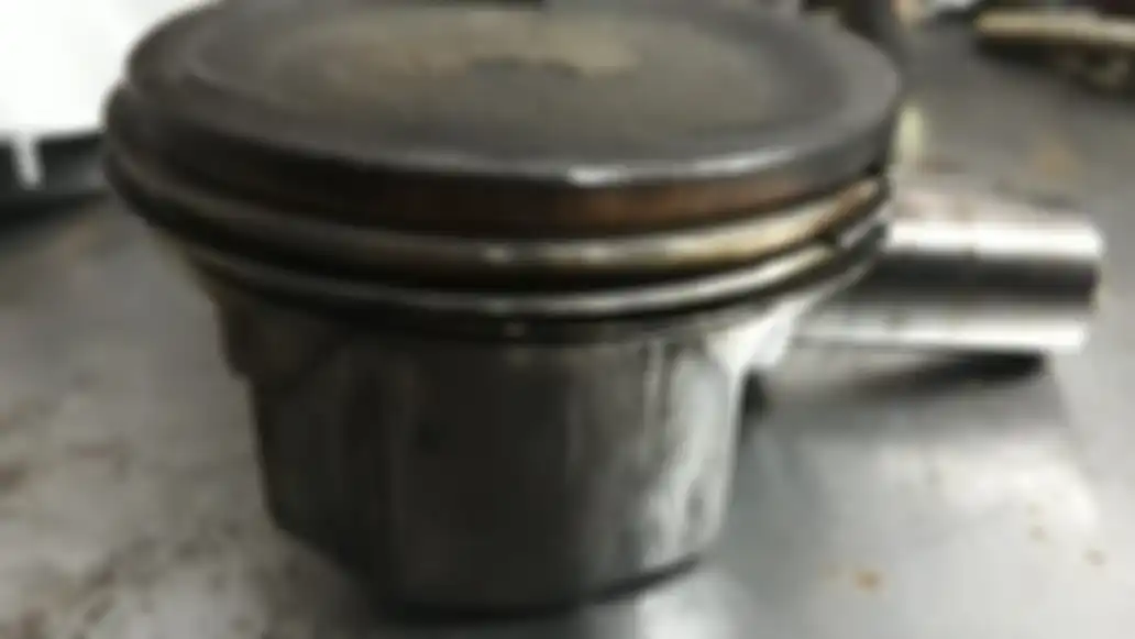 Ilustrasi kondisi piston baret akibat telat ganti oli motor.