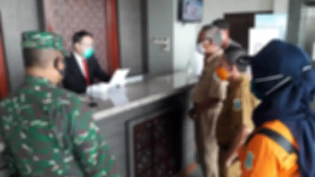 Tim Peningkatan Kewaspadaan Penanganan Covid 19 memberikan teguran kepada salah satu hotel berbintang di kawasan Jl. Jend Soedirman karena tidak menyediakan tempat cuci tangan (menggunakan air) beserta sabun, Senin (3/8/20).